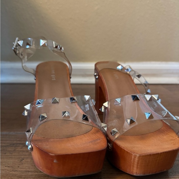 Madden Girl Cream and Brown Platform Sandals - Picture 4 of 8